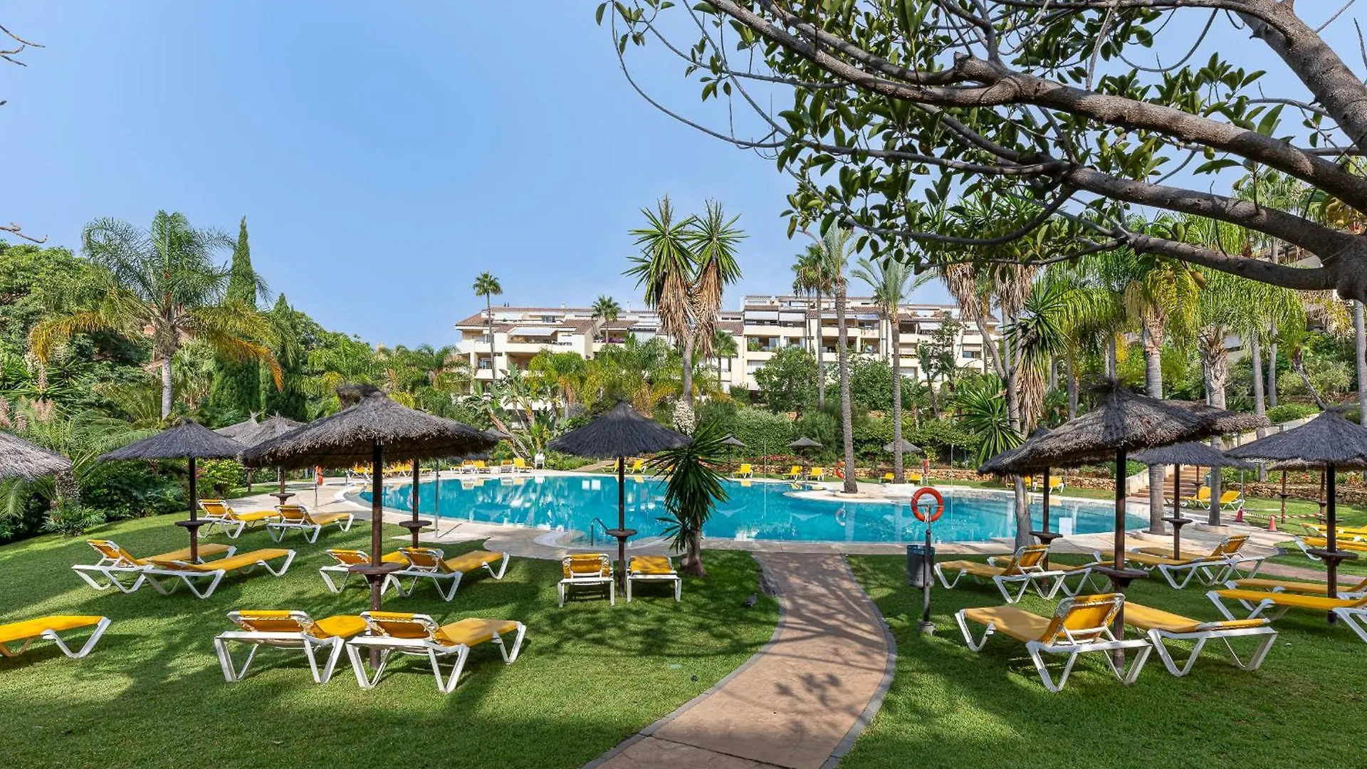 Spacious 3 Bedrooms Apartment At Las Brisas Marbella