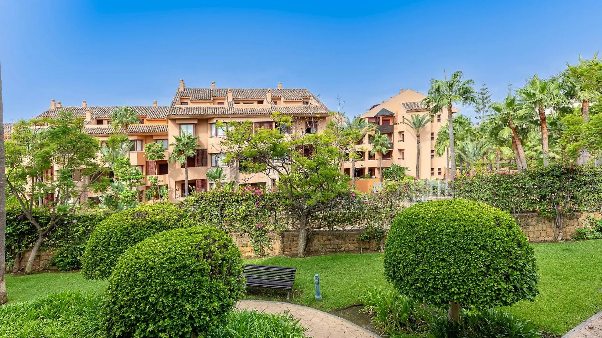 Spacious 3 Bedrooms Apartment At Las Brisas Марбелья